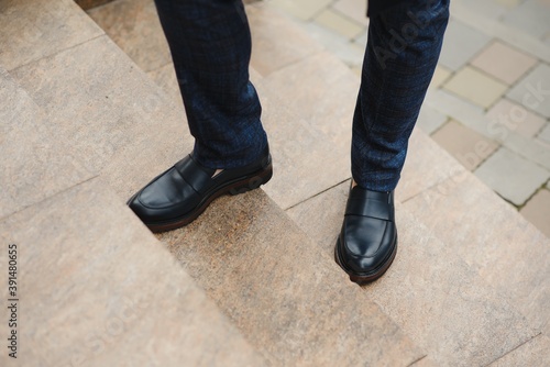 Foto Stylish male person wearing trendy shoes
