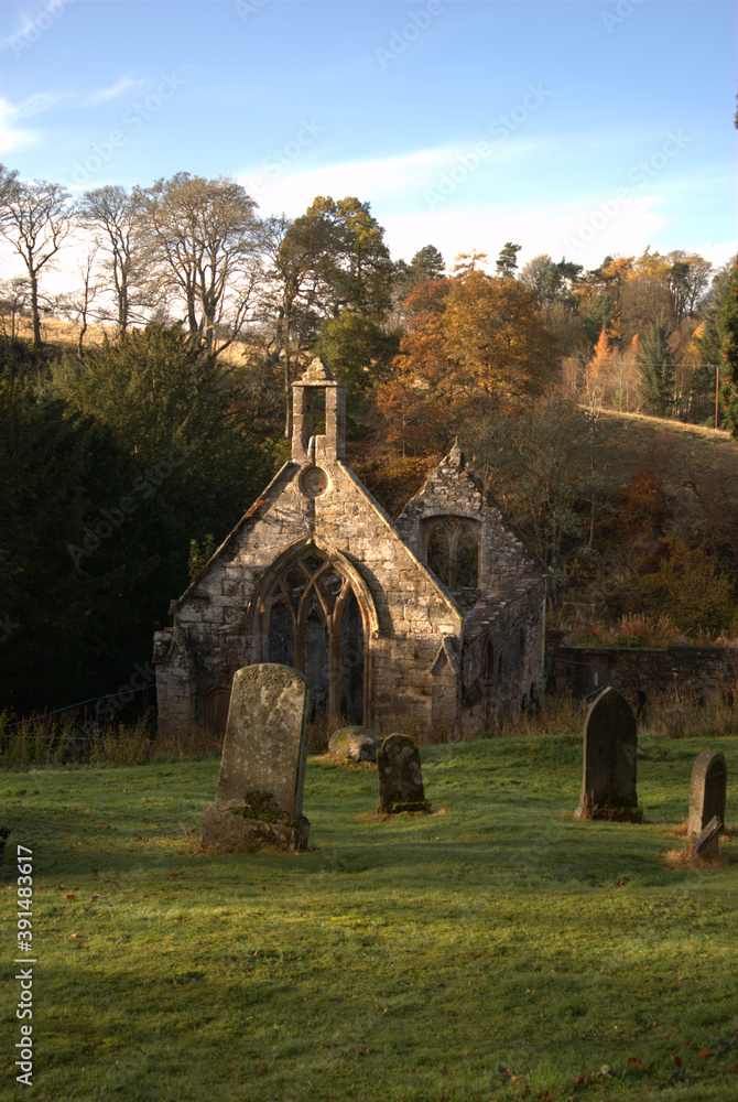 Obraz premium gravestonesd and church ruin at Temple, Midlothi8an