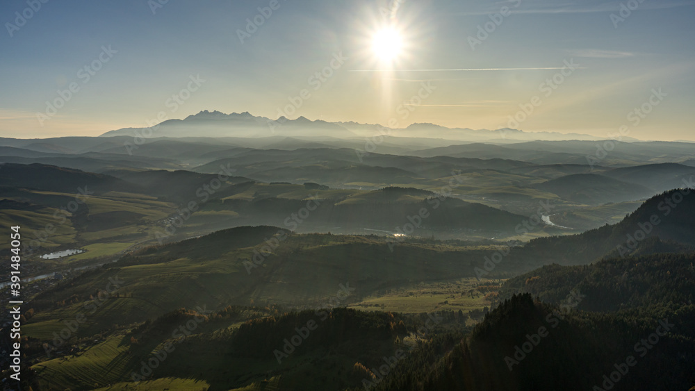 panorama Tatr i Podchala ze szczytu Trzech Koron w Pieninach panorama Tatr i Podchala ze szczytu Trzech Koron w Pieninach