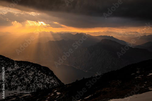 Italien - Gardasee - Berge im Sonnenuntergang mit Wolken