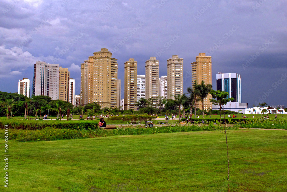 Predios de apartamentos e Parque Villa Lobos. Sao Paulo. Brasil