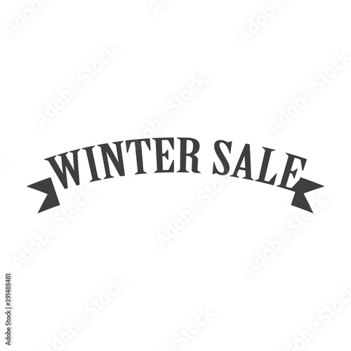 Rebajas de invierno. Logotipo lineal con tipografía Winter Sale como cinta en color gris
