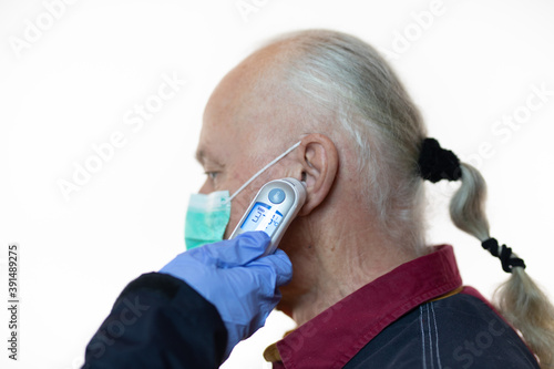 Patient beim Fiebermessen
