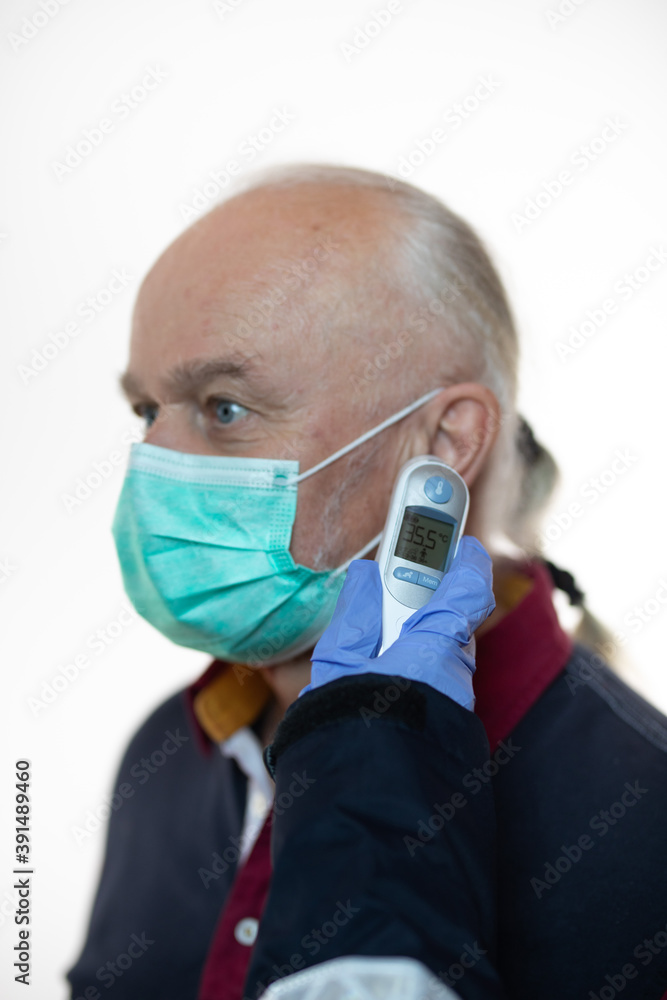 Sanitäter beim Fiebermessen Sanitäter beim Fiebermessen