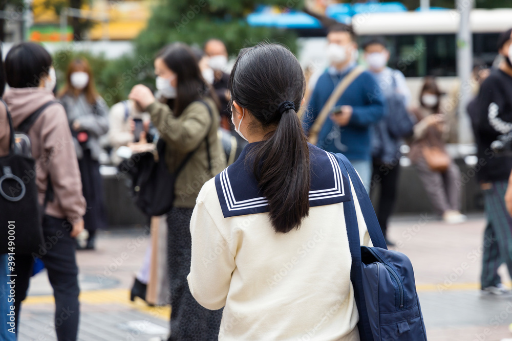 渋谷スクランブル交差点いた制服の女の子の後ろ姿 渋谷スクランブル交差点いた制服の女の子の後ろ姿