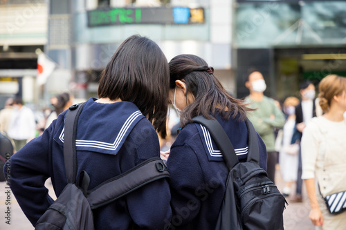 渋谷スクランブル交差点いた制服の女の子の後ろ姿