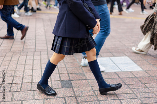 渋谷を歩く女子高生の足元