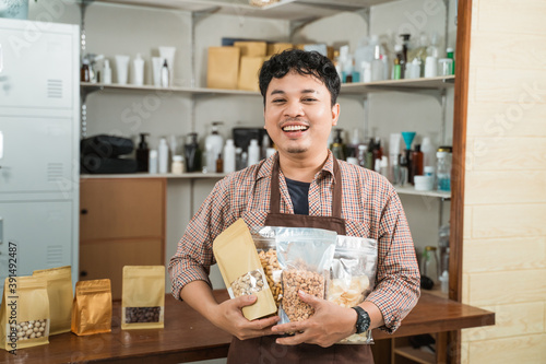Fotografie portrait young man selling packaged products paper and plastic