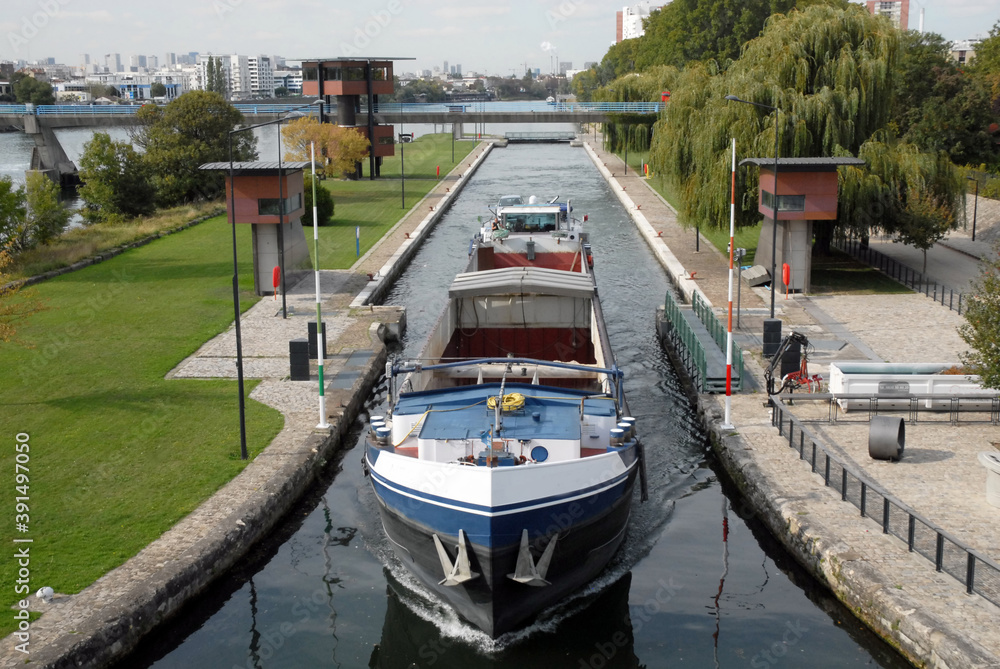 Ville d'Alfortville, passage d'une péniche à L’écluse du Pont du Port à l’Anglais, département du Val-de-Marne, France