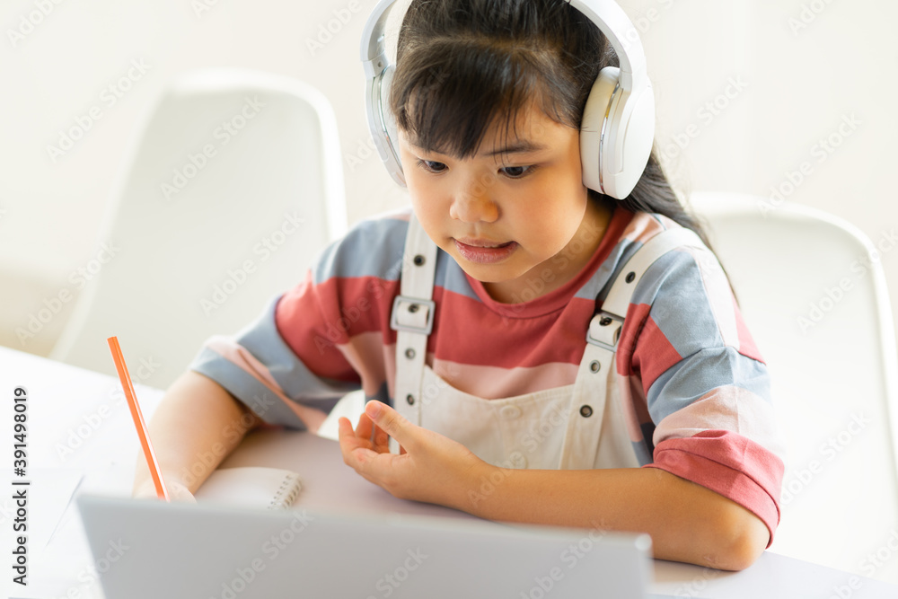 Asian girls studying online at home
Asian girls studying online at home