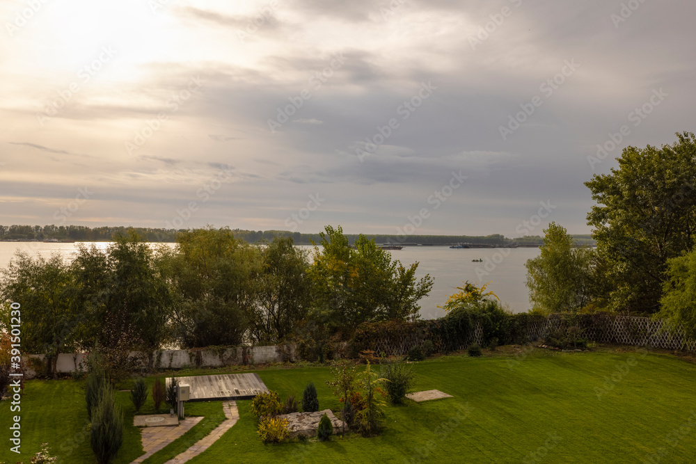 Naklejka premium a beautiful autumn landscape in the park on an October day