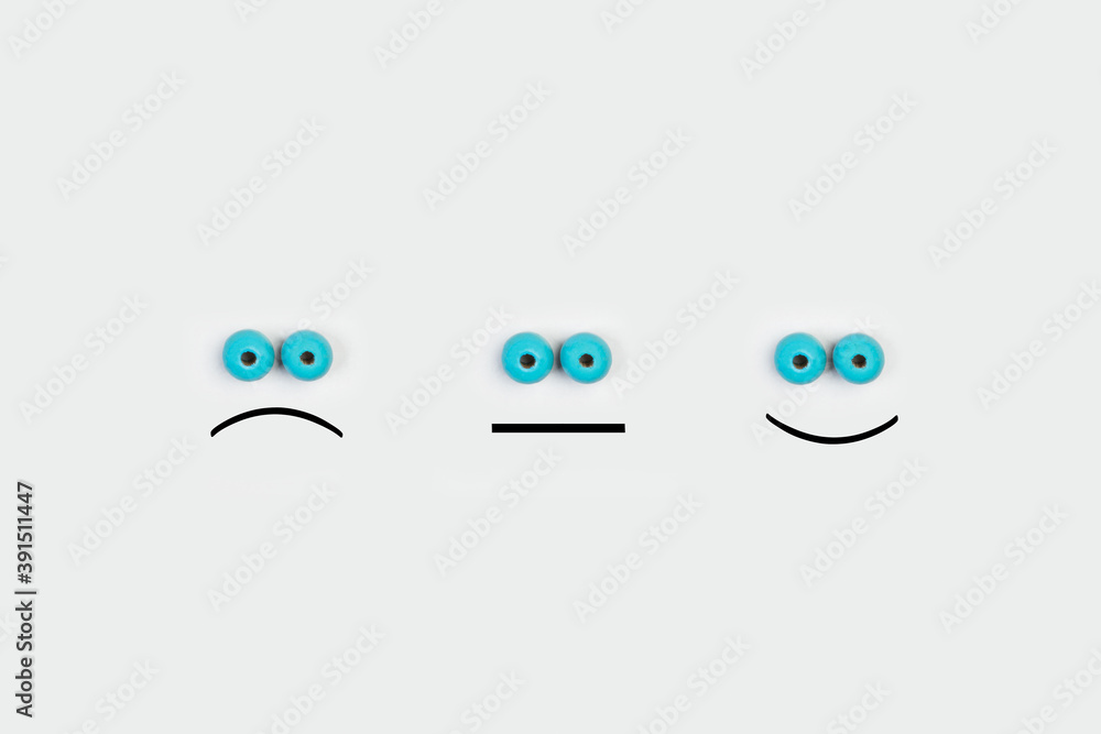 Obraz premium Imagen conceptual con tres caras gesticulando emociones sobre un fondo gris claro. Vista superior. Copy space