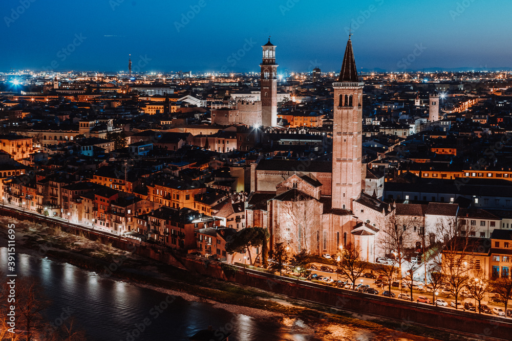 Italien - Verona - Stadt in der blauen Stunde
