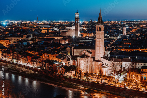 Italien - Verona - Stadt in der blauen Stunde 
