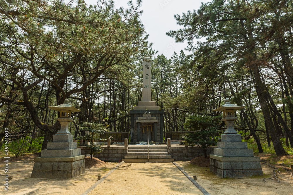 日本　佐賀県唐津市、日本三大松原の一つで特別名勝の虹の松原の忠霊碑