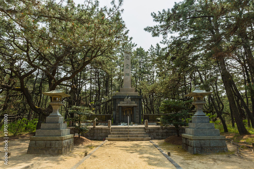 日本 佐賀県唐津市、日本三大松原の一つで特別名勝の虹の松原の忠霊碑