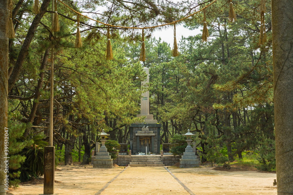 日本　佐賀県唐津市、日本三大松原の一つで特別名勝の虹の松原の忠霊碑