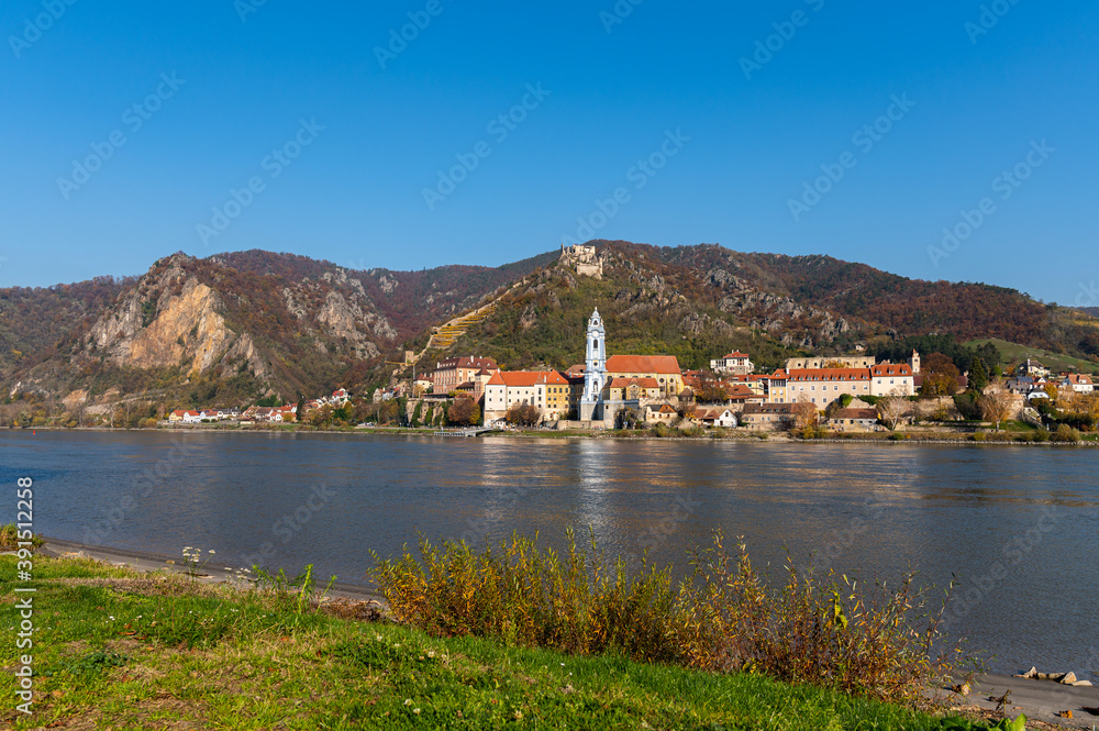 Fototapeta premium Duernstein in der Wachau on a sunny day in autumn