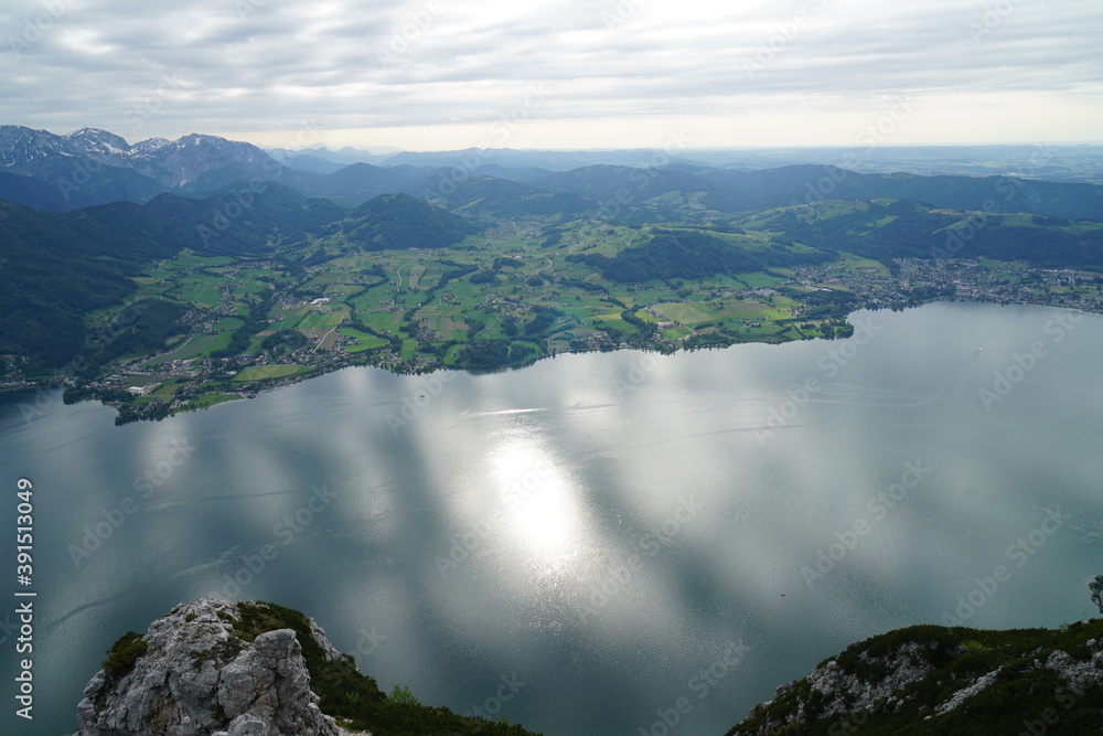 Obraz premium Malerische Aussicht auf den ruhigen und friedlichen Traunsee mit schönen Wolken und Schatten auf dem See, Oberösterreich Alpen 