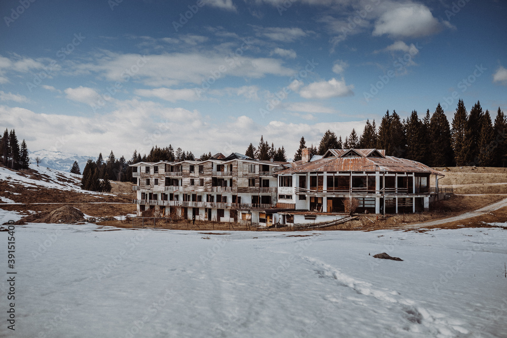 Lostplace- Altes zerfallenes Skihotel in Italien