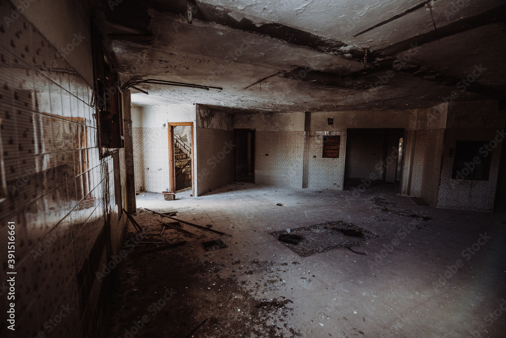 Fototapeta premium Lostplace- Altes zerfallenes Skihotel in Italien