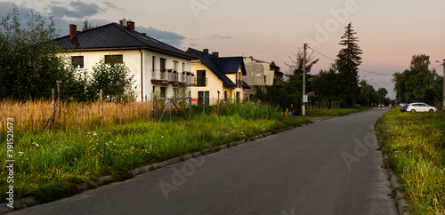 Photos Street with a row of houses at suburbia.