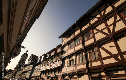 Blickwinkel in der Göttinger Altstadt; Häuserzeile in der Kurzen Straße mit St. Michael