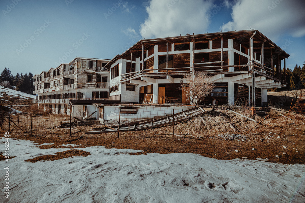Fototapeta premium Lostplace- Altes zerfallenes Skihotel in Italien