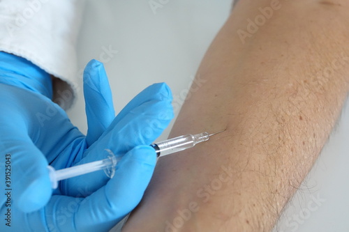 vaccin piqure peau et main gant bleu