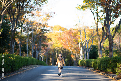 秋の公園で遊ぶ少女