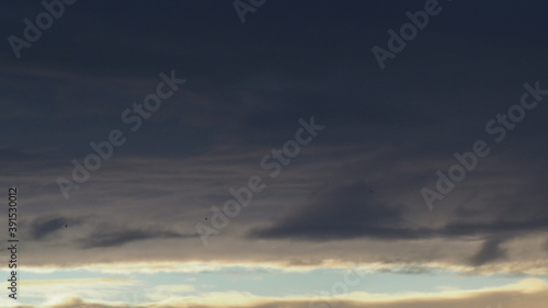 Belle lumière jaunâtre se répercutant sous la base d'un gros cumulus © Anthony