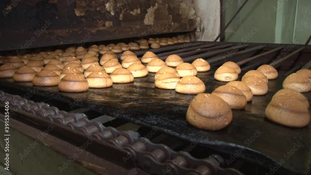 The gingerbread cookies are baked in an electric convection oven. Gingerbread making technology. The gingerbread cookies are baked in an electric convection oven. Gingerbread making technology.