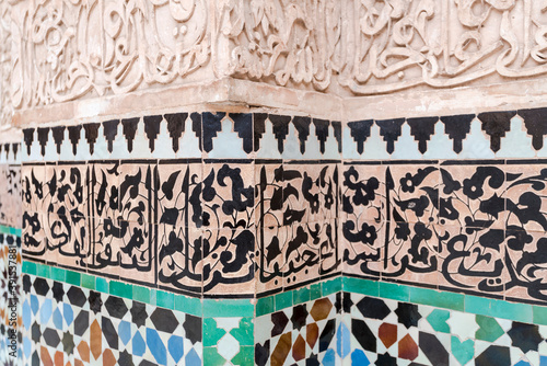 Foto geometric pattern details of calligraphy at Ben youssef madrasa
