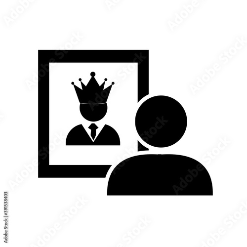 Photos man  reflection in the mirror and crown on his head