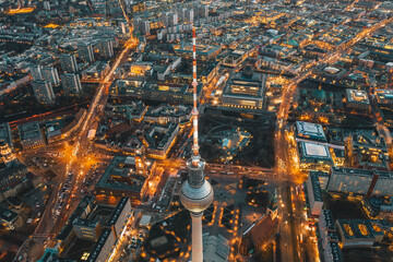 Fototapete Berlin Weite Aussicht auf das schöne Berlin, Deutschland, Stadtbild nach Sonnenuntergang mit beleuchteten Straßen und Alexanderplatz-Fernsehturm, Drohnenansicht  © 21AERIALS