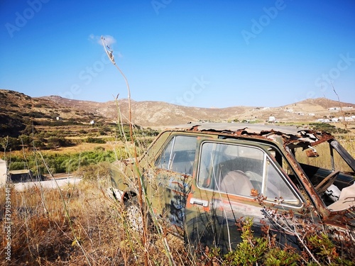 Obraz na płótnie rusty old car before mountain and desert panorama opn the island of Naxos, Greece w salonie