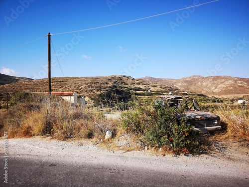 Obraz na płótnie rusty old car before mountain and desert panorama opn the island of Naxos, Greece w salonie