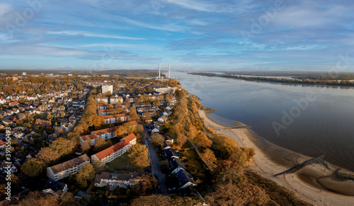 Luftaufnahme von der Stadt Wedel mit Blick nach Hamburg photo