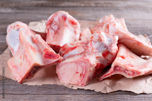 Bild auf Leinwand Raw beef bone for making broth on wooden background