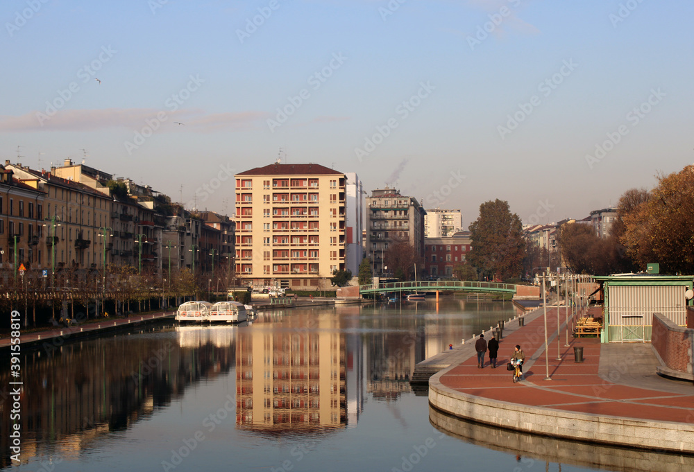 Naklejka premium Darsena di Milano con persone a passeggio