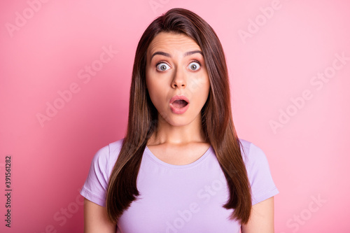 Photo portrait of surprised shocked woman with open mouth isolated on pastel pink colored background
