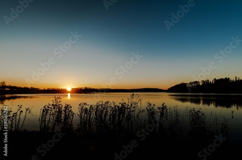 Fototapeta Naklejka Na Ścianę i Meble -  Herbst am Wasser Sonnenuntergang Abendrot Silhouette

