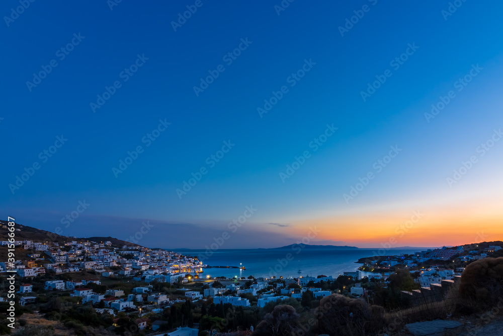 Sonnenuntergang und blaue Stunde über der Bucht des Ferienorts Batsi auf der griechischen Kykladeninsel Andros