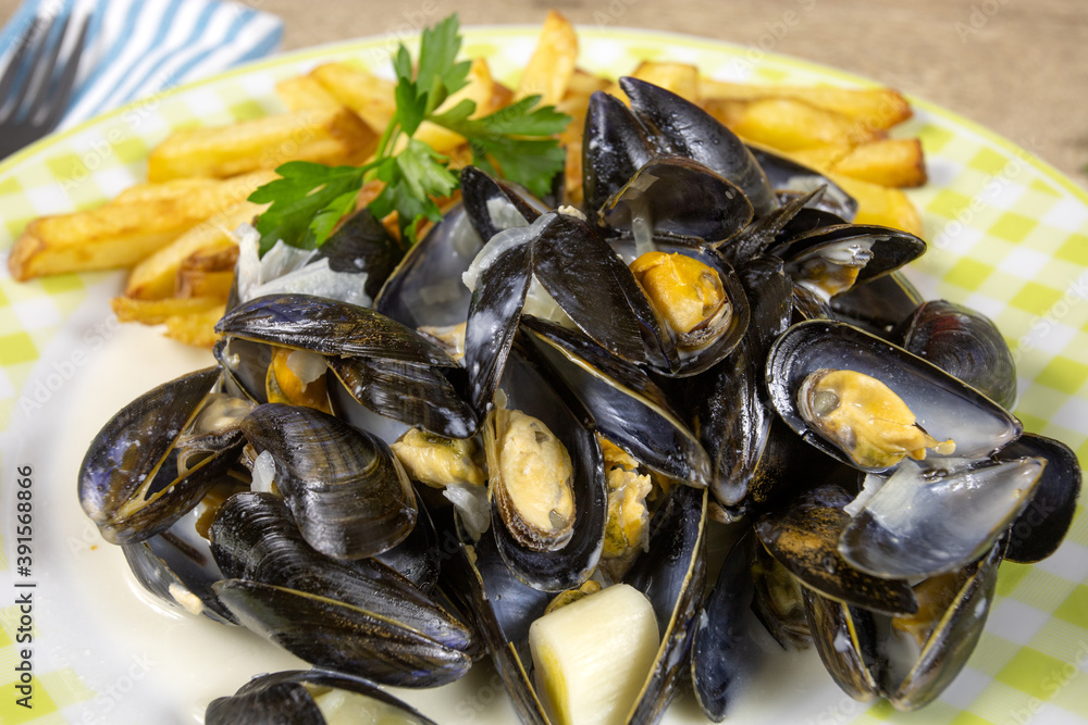 assiette de moules cuisinées et frites sur une table assiette de moules cuisinées et frites sur une table