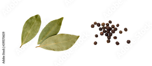 Photos Dried bay leaf and peper isolated on white background