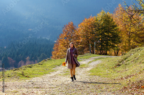 Fotografia Young beautiful woman on the background of the autumn forest