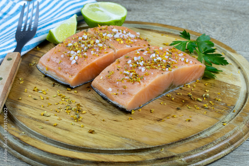 pavé de saumon cru aux épices sur une planche en bois Stock Photo Adobe Stock