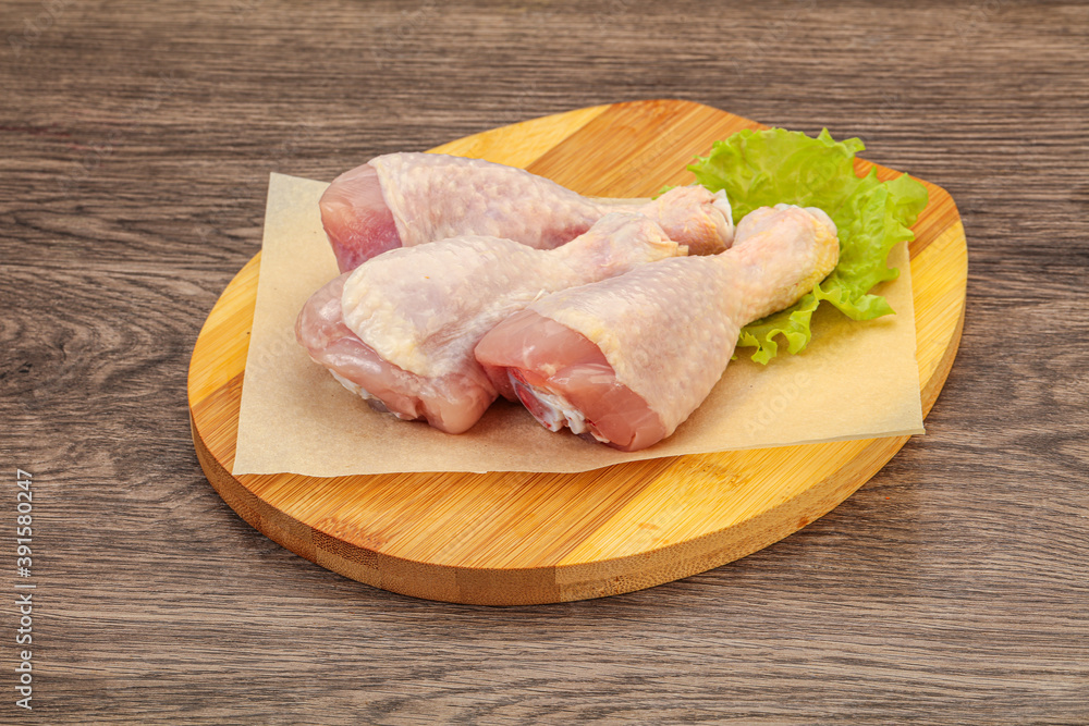 Raw chicken drumsticks for cooking