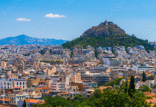 Monte Olimpo en la ciudad de Atenas photo