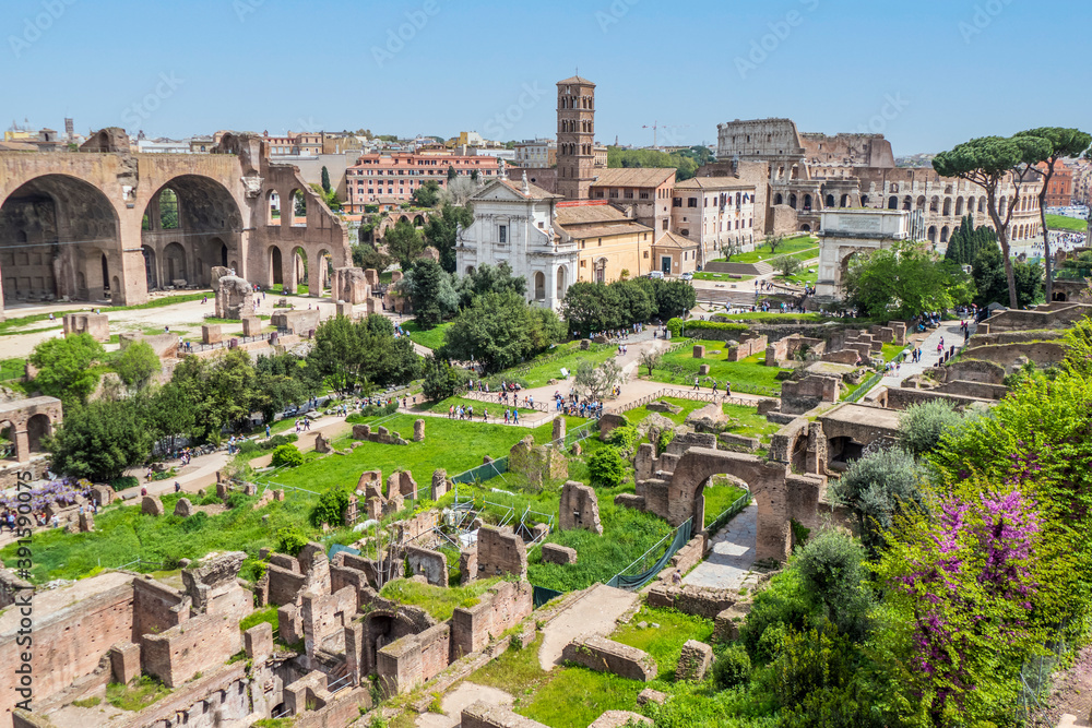 Obraz premium aerial panoramic view of the ruins of the Roman Forum with Colosseum in background